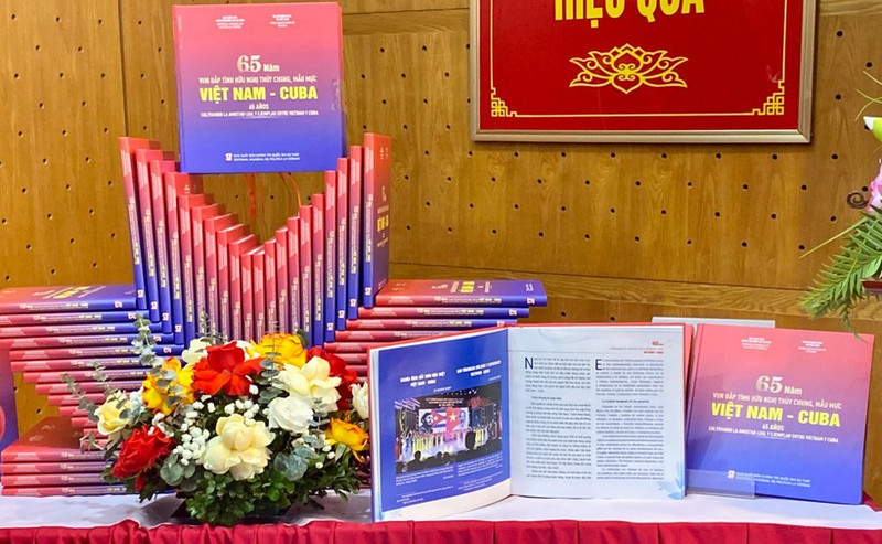 The book, entitled "65 Years of Fostering the Exemplary and Loyal Friendship between Viet Nam and Cuba". (Photo: VNA)