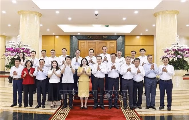 Politburo member and National Assembly Chairman Tran Thanh Man (sixth from right, first row) and the Standing Board of the Quang Tri Party Committee (Photo: VNA)