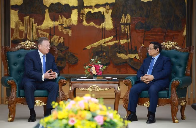 PM Pham Minh Chinh (R) and Zarubezhneft’s General Director Sergei Kudryashov at their meeting in Ha Noi on November 27, 2025 (Photo: VNA)