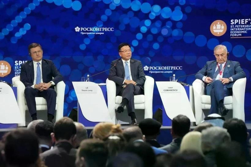 Deputy Prime Minister Le Thanh Long (C) speaks at the opening session of the 28th St. Petersburg International Economic Forum (SPIEFT) on June 19, 2025. (Photo: VNA)