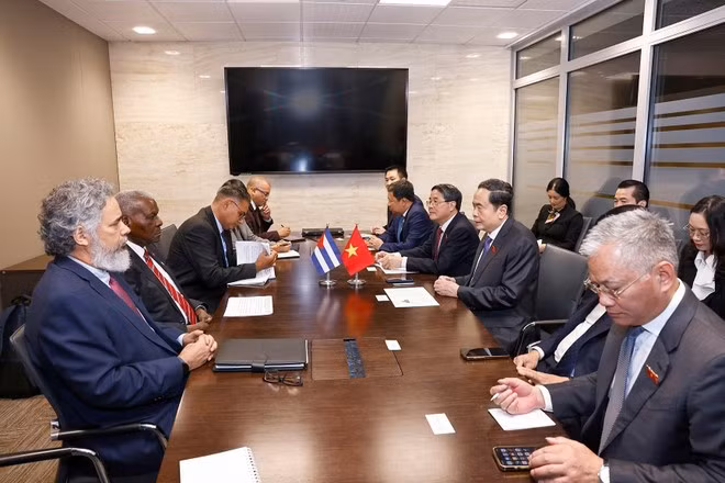 The two top legislators agree to strengthen the bilateral ties at their meeting in Geneva on July 30. (Photo: VNA)