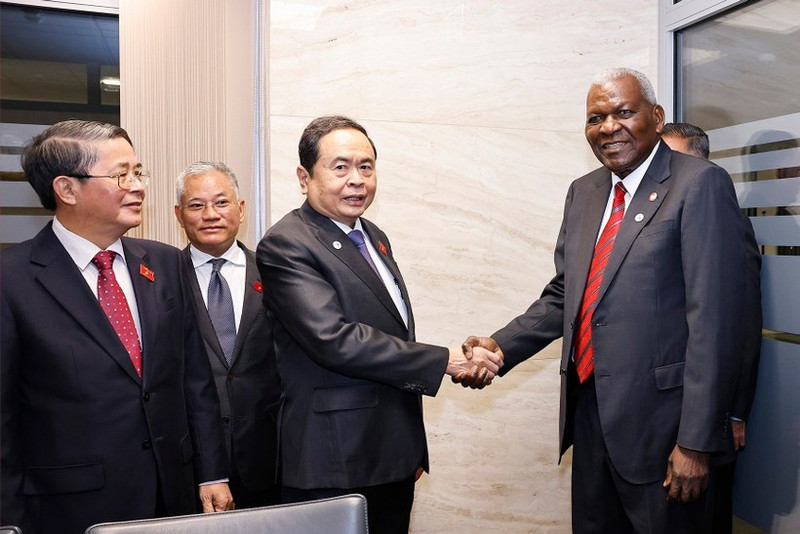 Chairman of the National Assembly Tran Thanh Man (second from left) shakes hands with President of the National Assembly of People’s Power of Cuba Esteban Lazo. (Photo: VNA)