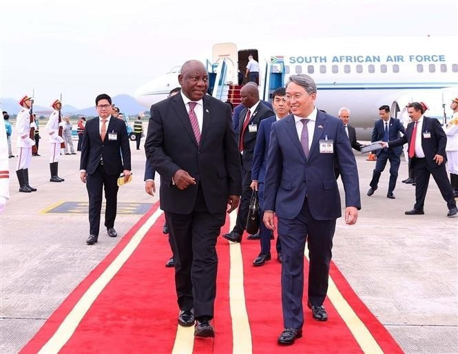 South African President Matamela Cyril Ramaphosa (left) arrives in Ha Noi on the afternoon of October 23 (Photo: VNA)