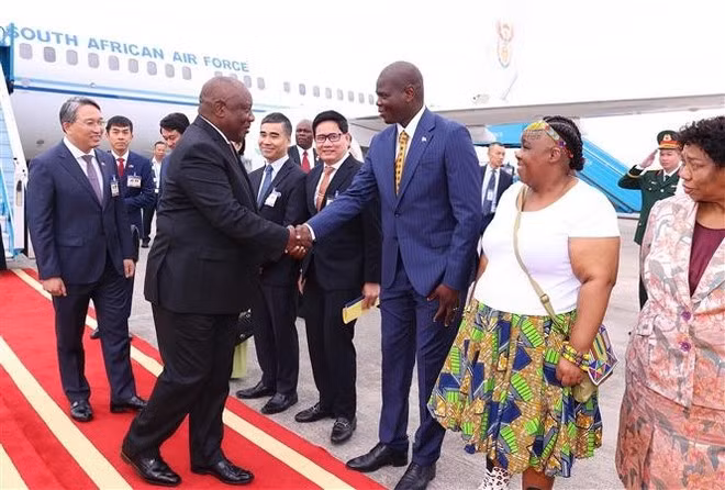 South African President Matamela Cyril Ramaphosa is welcomed at Noi Bai International Airport on the afternoon of October 23. (Photo: VNA)