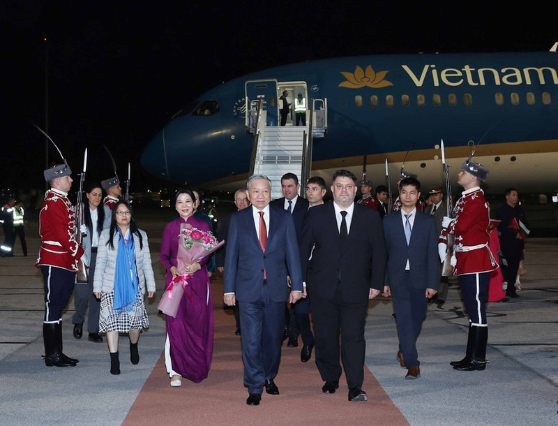 A welcome ceremony at the airport (Photo: VNA)