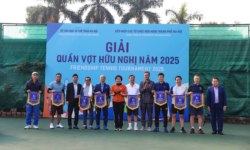 Diplomats join Friendship Tennis Tournament in Ha Noi (Photo: hanoimoi.vn)