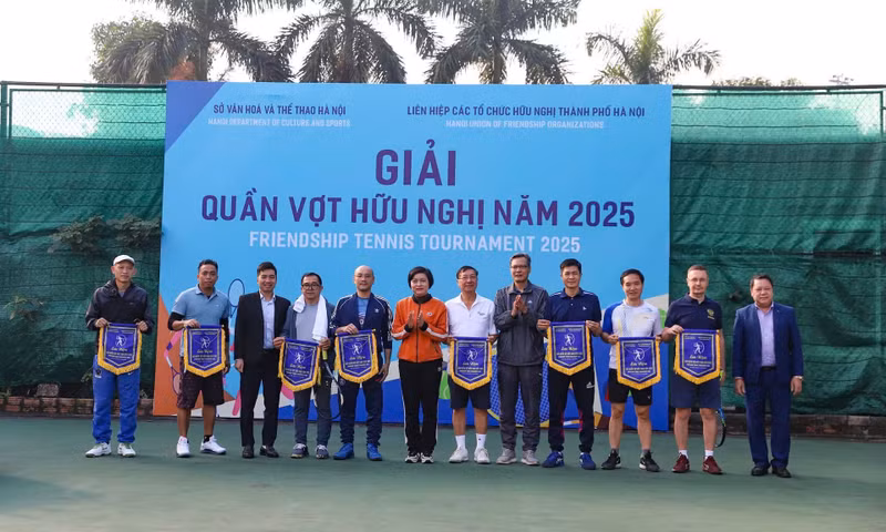 Diplomats join Friendship Tennis Tournament in Ha Noi (Photo: hanoimoi.vn)