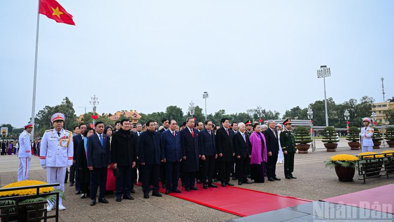 Party and State leaders, along with representatives of different generations of National Assembly deputies, paid tribute to President Ho Chi Minh at his Mausoleum in Ha Noi on the morning of January 6 (Photo: NDO)
