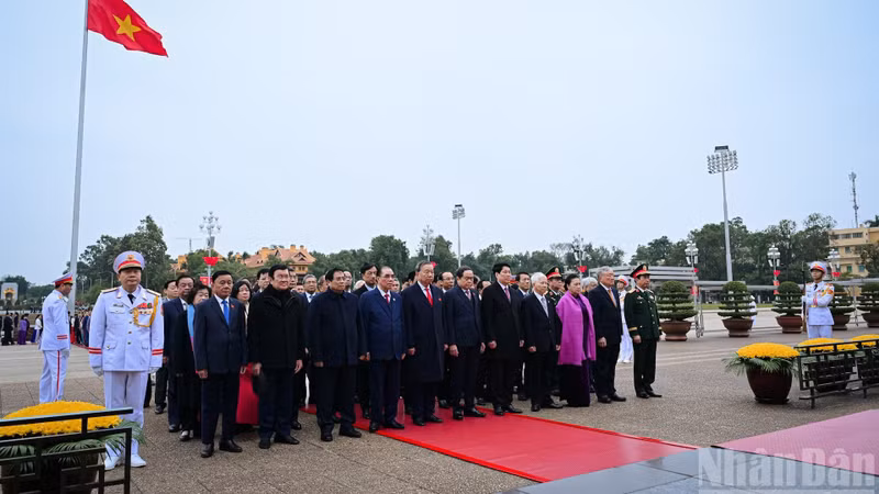 Party and State leaders, along with representatives of different generations of National Assembly deputies, paid tribute to President Ho Chi Minh at his Mausoleum in Ha Noi on the morning of January 6 (Photo: NDO)