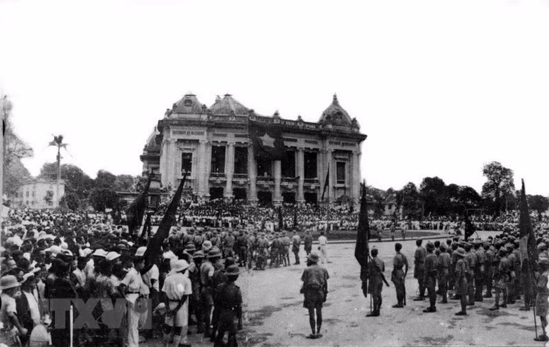 People gather in front of the Ha Noi Opera House to support the August Revolution in 1945 (Photo: VNA)