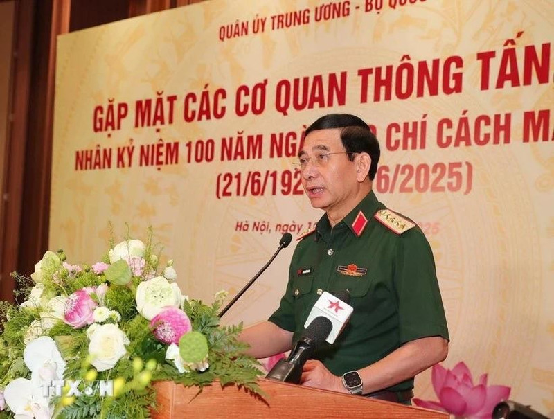 Politburo member, Vice Secretary of the Central Military Commission, and Minister of National Defence Gen. Phan Van Giang speaks at the meeting (Photo: VNA)
