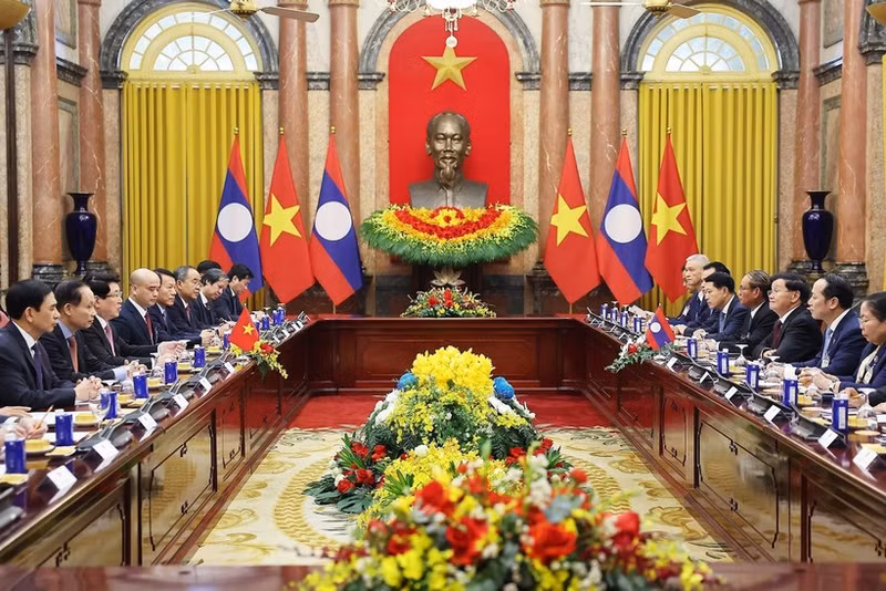 An overview of the meeting between Vietnamese State President Luong Cuong and General Secretary of the Lao People’s Revolutionary Party (LPRP) Central Committee and President of Laos Thongloun Sisoulith in Ha Noi on January 26. (Photo: VNA)