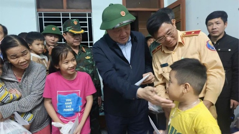 Standing Deputy Prime Minister Nguyen Hoa Binh visits flood-affected residents in Dak Lak (Photo: NDO)