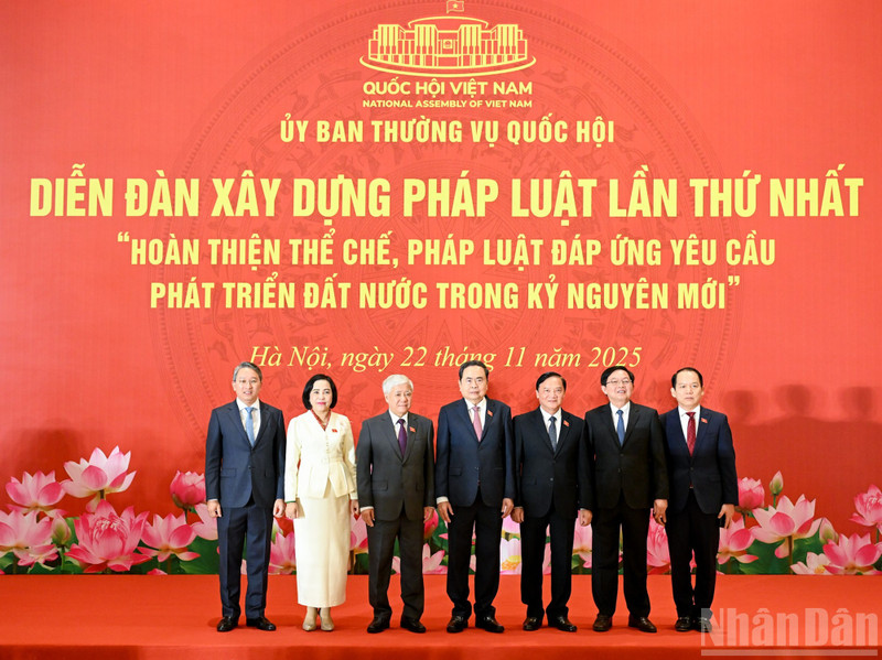 National Assembly Chairman Tran Thanh Man (fourth from left) and delegates attending the first-ever lawmaking forum 