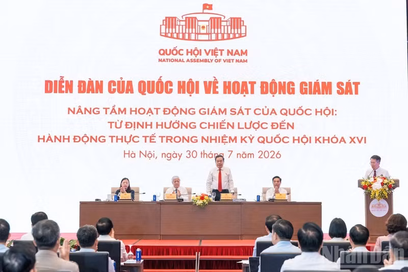 National Assembly Chairman Tran Thanh Man (standing) chairs the legislature's forum on supervision in Ha Noi on July 30, 2026. (Photo: NDO)