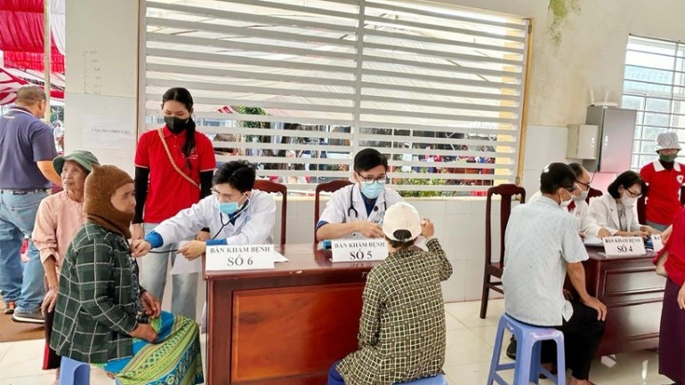 Residents of Bu Gia Map commune in Dong Nai Province received free medical check-ups and medicines from doctors and nurses at Hung Vuong Hospital in Ho Chi Minh City. (Photo: NHAT SON)