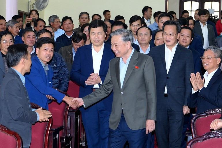 Party General Secretary To Lam and NA deputies are welcomed by locals in Hung Yen on December 15, 2025 (Photo: NDO)