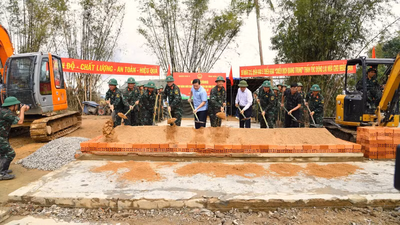 Leaders of Military Region 5 joined Dak Lak Province authorities at the groundbreaking ceremony to build homes for the people of Hoa Thinh Commune.