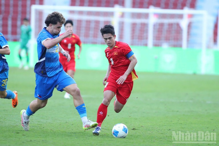 Viet Nam's U22 show determination against the Philippines in the semi-final on December 15. (Photo: NDO)