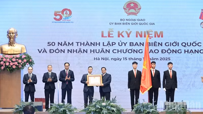 Prime Minister Pham Minh Chinh presents the first-class Labour Order to the National Boundary Commission (Photo: NDO)