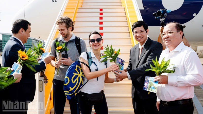 Karolina Agnieszka Muskus is welcomed in Phu Quoc as the 20 millionth international visitor in Viet Nam this year on December 15. (Photo: NDO)