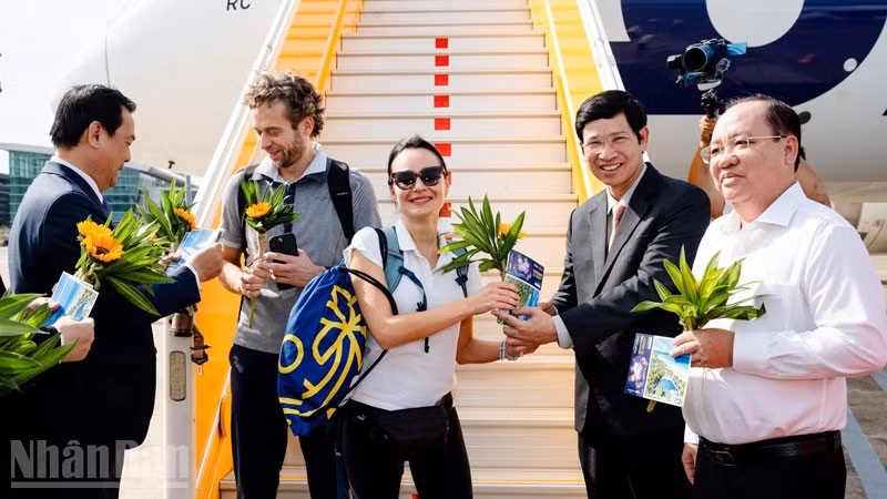 Karolina Agnieszka Muskus is welcomed in Phu Quoc as the 20 millionth international visitor in Viet Nam this year on December 15. (Photo: NDO)