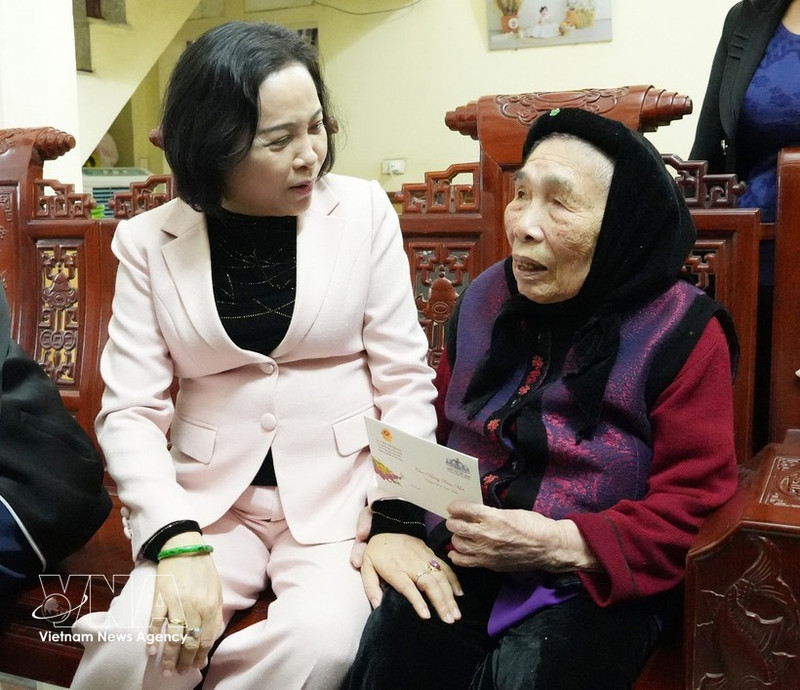 NA Vice Chairwoman Nguyen Thi Thanh visits Vietnamese Heroic Mother Nguyen Thi Thom. (Photo: VNA)