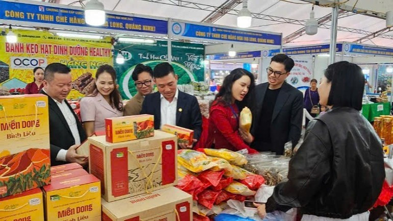 Visitors at the fair 