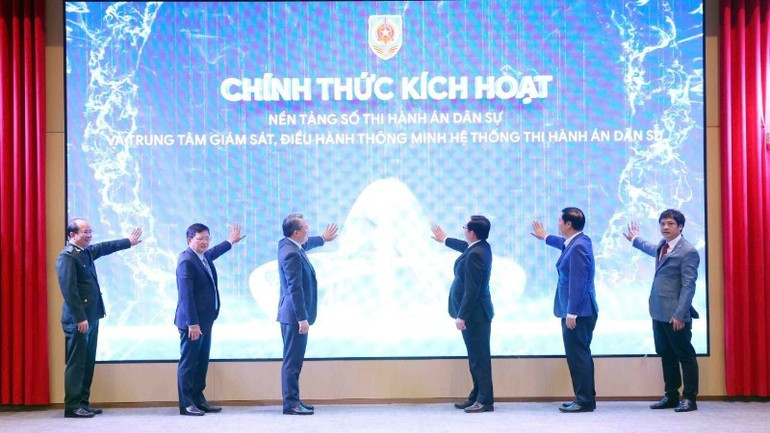 Deputy Prime Minister Ho Quoc Dung (second, left) and Minister of Justice Nguyen Hai Ninh, together with other delegates, at the launch of the national digital platform for civil judgment enforcement and the intelligent operations centre for the civil judgment enforcement system (Photo: VNA)