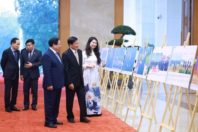 PM Pham Minh Chinh and General Secretary of the LPRP Central Committee and President of Laos Thongloun Sisoulith visit a photo display hosted by the Viet Nam News Agency. (Photo: VNA)