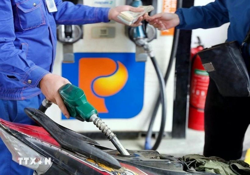Retail fuel prices cut from February 20 afternoon (Photo: VNA)