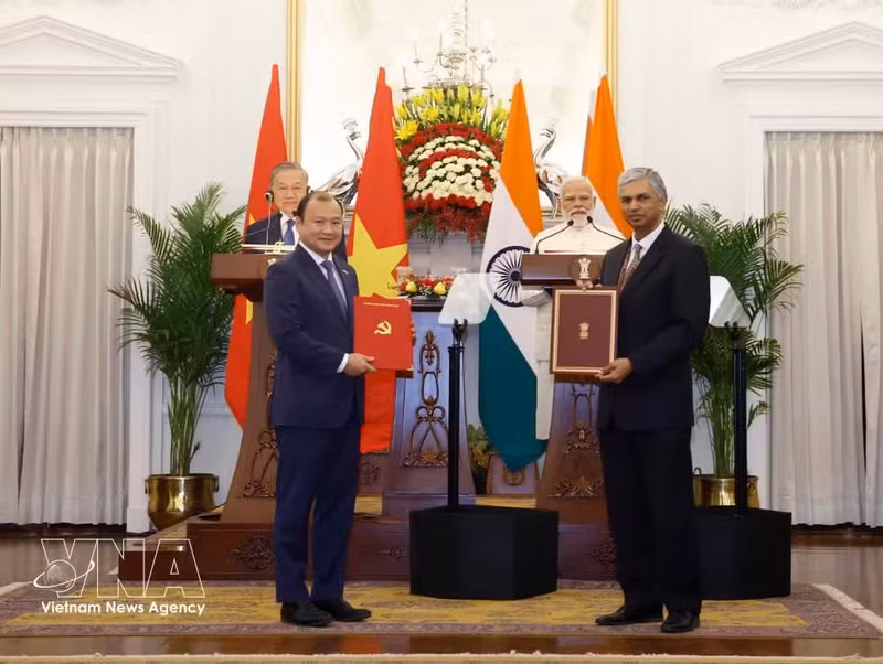 General Secretary of the Communist Party of Viet Nam (CPV) Central Committee and State President To Lam and Indian PM Narendra Modi witneess the exchange of various cooperation agreements (Photo: VNA)