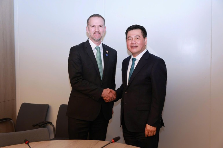 Vietnamese Minister of Industry and Trade Nguyen Hong Dien (R), head of the Vietnamese Government’s negotiation team, and US Trade Representative Jamieson Greer.