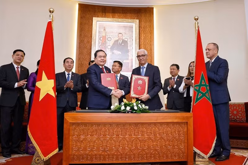 Chairman of the Vietnamese National Assembly Tran Thanh Man (left) and Speaker of the Moroccan House of Representatives Rachid Talbi Alami sign a cooperation agreement between the two parliaments in Rabat on July 25. (Photo: VNA)