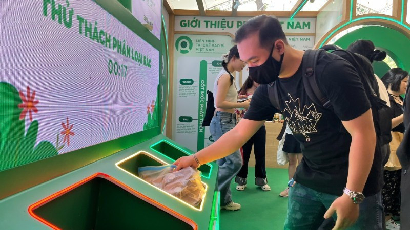 Consumers taking part in a source-separation waste challenge 