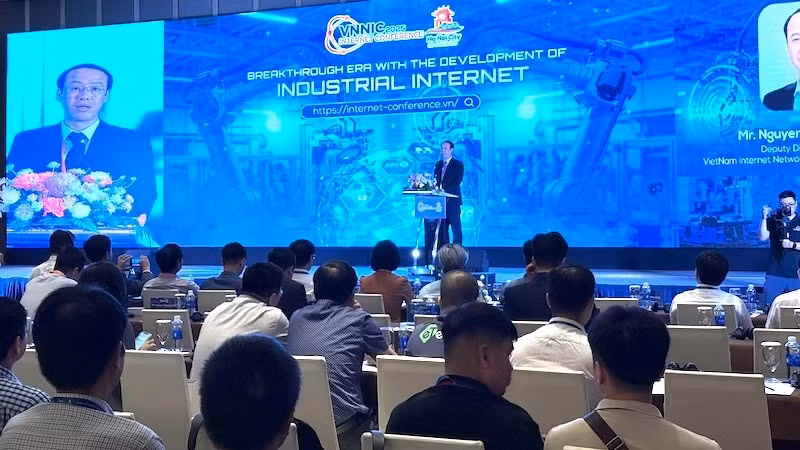 Deputy Director of VNNIC Nguyen Truong Giang speaks at the event 