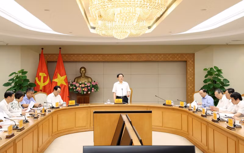 Deputy Prime Minister Ho Quoc Dung speaks at the meeting of the Government task force on strategic technology development on June 4. (Photo; VGP)