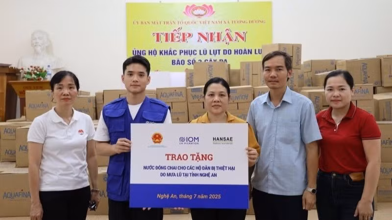Fresh water delivered to storm-hit residents in Nghe An