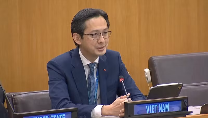 Ambassador Do Hung Viet, Permanent Representative of Vietnam to the United Nations, speaks at the interactive dialogue between UN member states and UNDP Administrator Alexander de Croo on February 4. (Photo: VNA)
