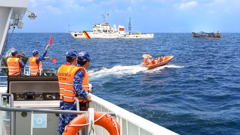 Vessels of the Viet Nam Coast Guard intensify patrols, checks, and control in various sea areas.