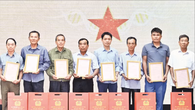 Representatives of the families of the martyrs of K20 Hospital receive the announcement on martyrs’ DNA testing results. (Photo: TRAN HAI)