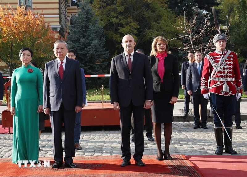 From left: General Secretary of the Communist Party of Viet Nam Central Committee To Lam (2nd) and his spouse Ngo Phuong Ly (1st), and Bulgarian President Rumen Radev (3rd) and his spouse Desislava Radeva at the official welcome ceremony for the Vietnamese leader on the morning of October 23 in Sofia. (Photo: VNA)