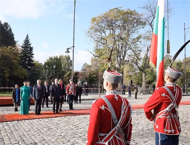 At the official welcome ceremony on the morning of October 23 in Sofia. (Photo: VNA)