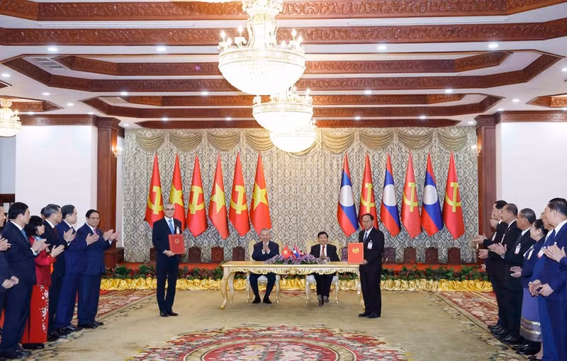 General Secretary of the Communist Party of Viet Nam To Lam (L) and General Secretary of the Lao People’s Revolutionary Party and President of Laos Thongloun Sisoulith witness the exchange of a memorandum of understanding between Viet Nam’s Phu Tho province and Laos's Luang Namtha province. (Photo: VNA)