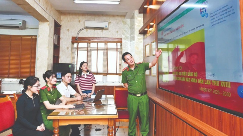 Staff, lecturers, and students at the People's Public Security Academy apply AI technology in enrolment. (Photo: THE DAI)