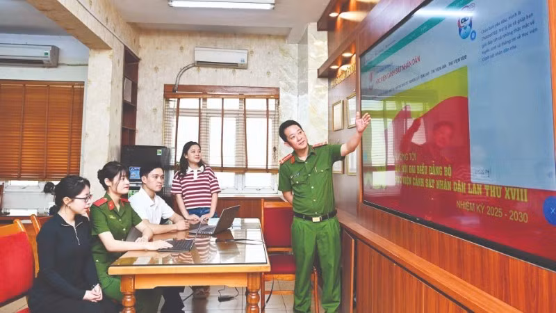 Staff, lecturers, and students at the People's Public Security Academy apply AI technology in enrolment. (Photo: THE DAI)