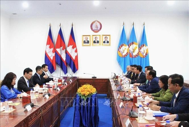 An overview of the working session between the delegation from the Party Central Committee’s Commission for Information, Education and Mass Mobilisation and the CPP Central Committee’s Mass Mobilisation Commission (Photo: VNA)