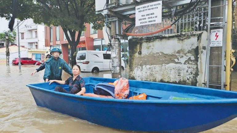Rescue teams assist residents in the flooded area on Xuan Hoa Street, Phan Dinh Phung Ward, Thai Nguyen. (Photo: Thai Nguyen Newspaper)