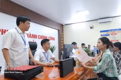 Civil servants provides administrative services for citizens in Son Hai commune of Bac Ninh province. (Photo: VNA)