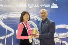 Nguyen Thi Hoa Mai, Deputy Director General of the Viet Nam National Authority of Tourism, presented a souvenir to PATA Chief Executive Officer Noor Ahmad Hamid. (Photo: TITC)